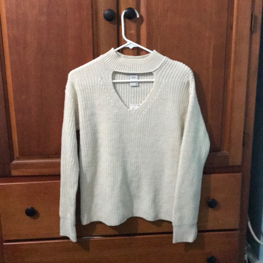V-neck long sleeve sweater